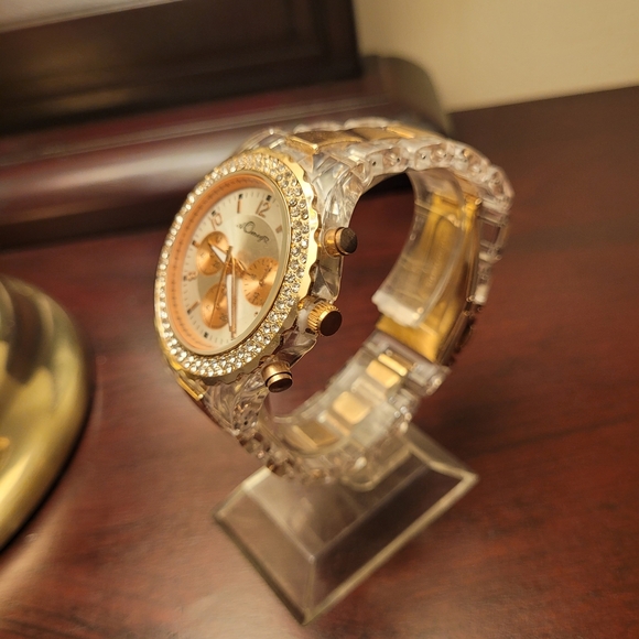 New Women's Rose Gold Fashion Watch with Diamond Bezel - Picture 2 of 3